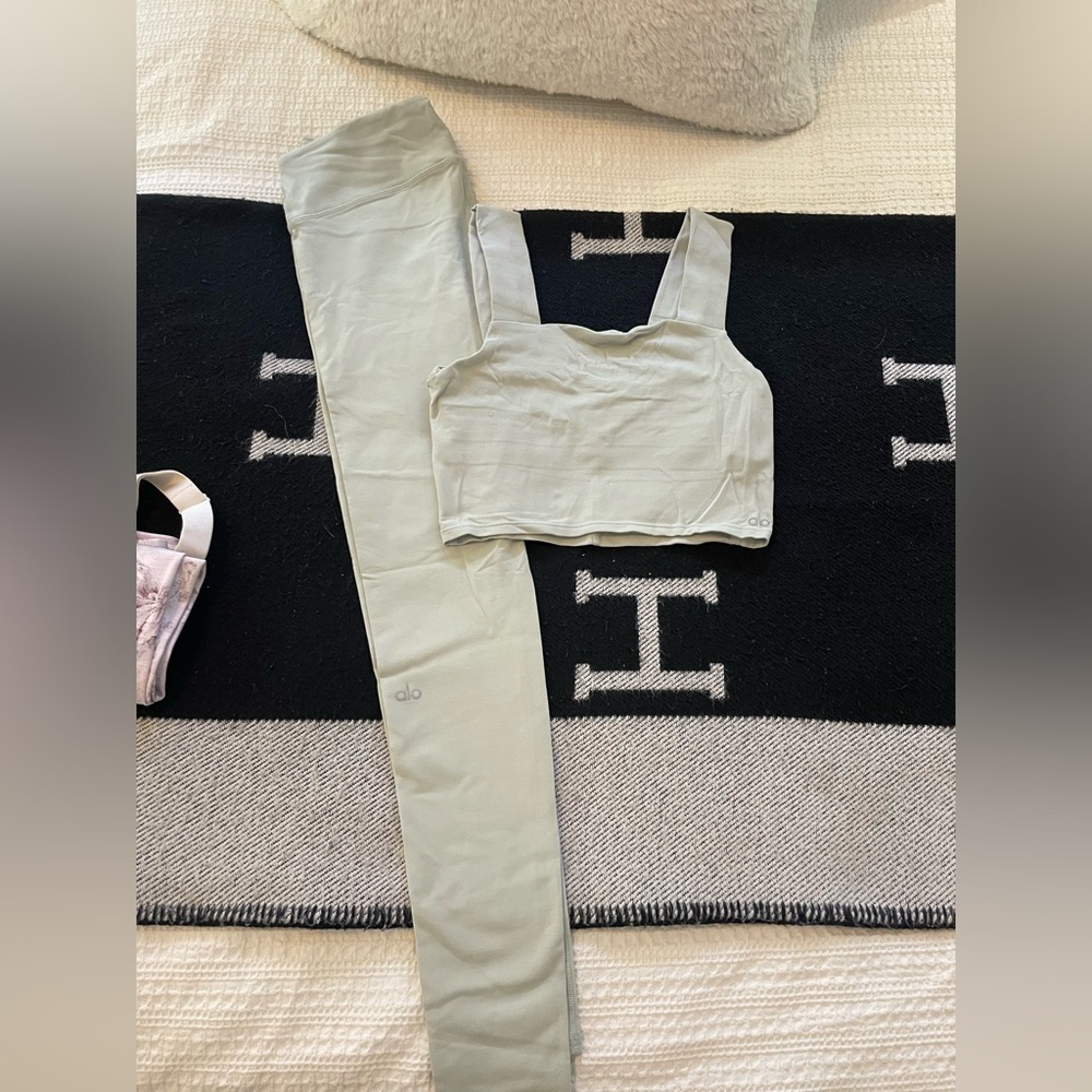 Alo mint green workout set. Bra and leggings included. Worn only once.
